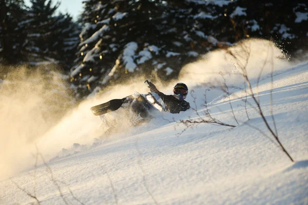 Snowmobile na floresta de inverno nas montanhas da ilha Sakhalin — Fotografia de Stock