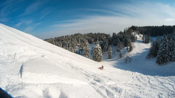 Moto de nieve en el bosque de invierno en las montañas de la isla de Sakhalin —  Fotos de Stock