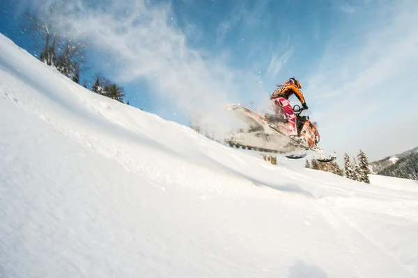 Moto de nieve en el bosque de invierno en las montañas de la isla de Sakhalin —  Fotos de Stock