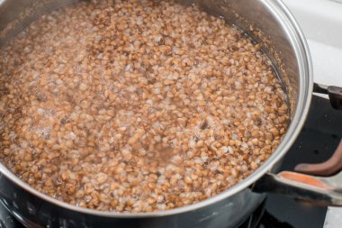 bir tencerede karabuğday kabuğu çıkarılmış tane haşlanmış