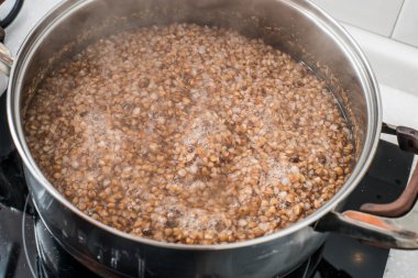 bir tencerede karabuğday kabuğu çıkarılmış tane haşlanmış