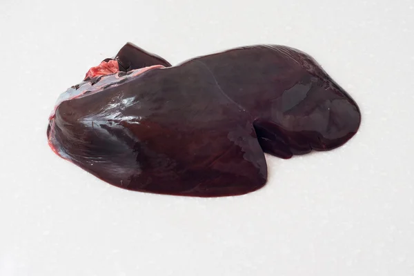 Fígado bovino cru isolado sobre fundo branco — Fotografia de Stock