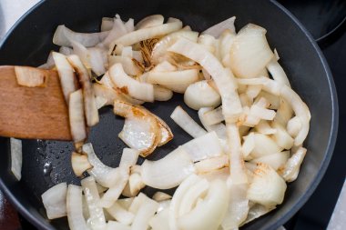 bir tavada kızartılmış soğan