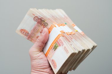 El ile beyaz arka plan faturalarında Rus ruble