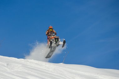 Dağlarda hareket eden bir kar motosikletli atlet 