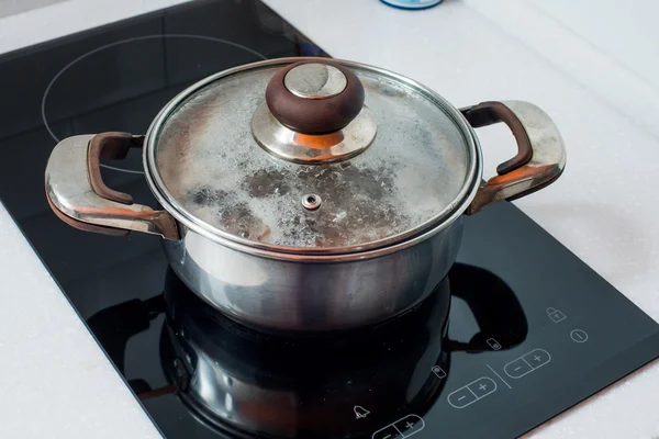 Panelas e panelas cozinhar no fogão — Fotografia de Stock