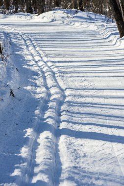 Bir kızak tren ile dağ gölü dondu 