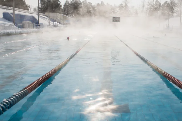Открытый бассейн для занятий спортом зимой — стоковое фото