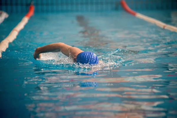 Professionale nuotatore uomo nuota — Foto Stock