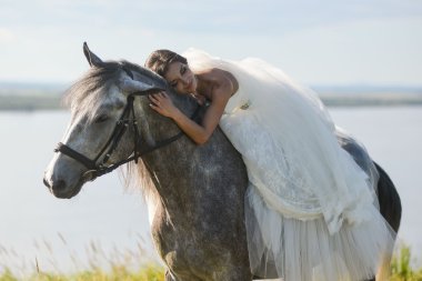 Doğada bir at üstünde uyumak güzel gelin