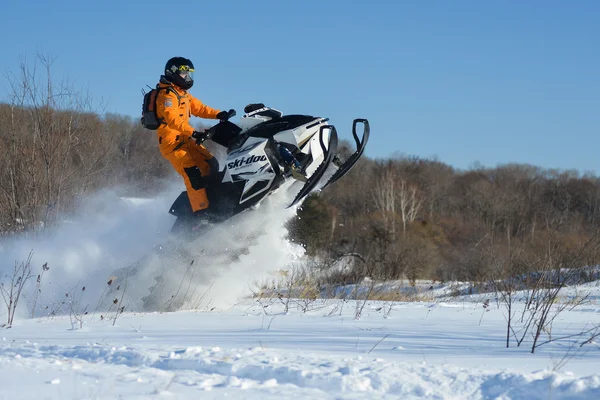 Hombre en moto de nieve en montaña de invierno —  Fotos de Stock