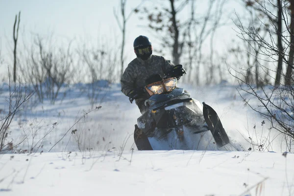 Hombre en moto de nieve en montaña de invierno — Foto de Stock