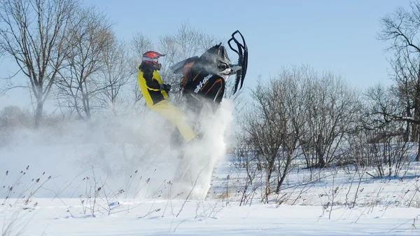 Homem em snowmobile na montanha de inverno — Fotografia de Stock