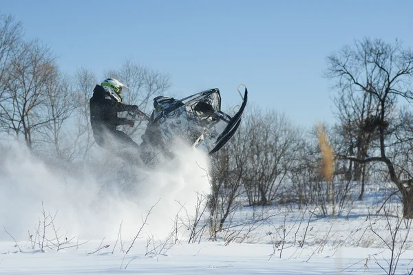 Άνθρωπος στο snowmobile στην χειμερινό βουνό — Φωτογραφία Αρχείου