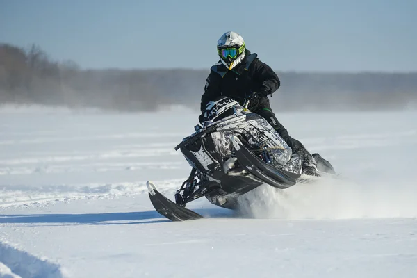 Homem em snowmobile na montanha de inverno — Fotografia de Stock