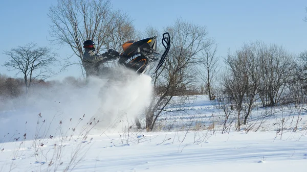 Hombre en moto de nieve en montaña de invierno —  Fotos de Stock