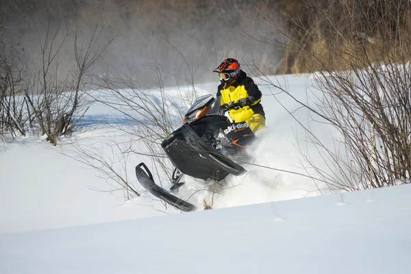 Homme en motoneige en montagne hivernale — Photo