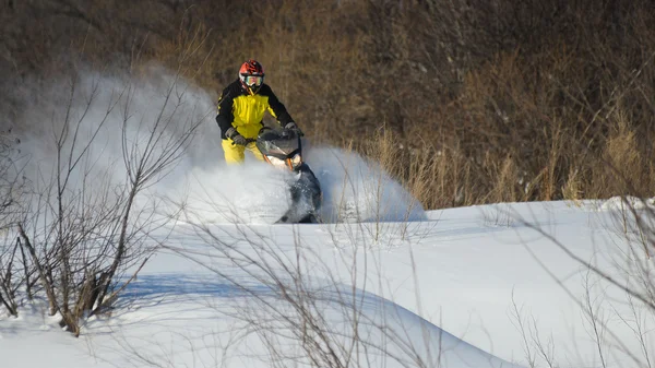 Homem em snowmobile na montanha de inverno — Fotografia de Stock
