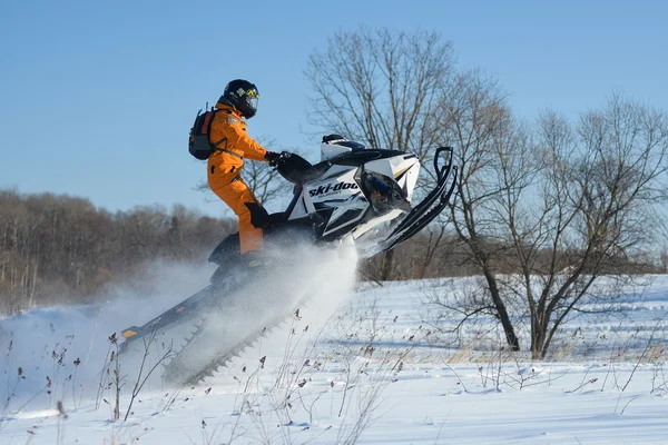 Homem em snowmobile na montanha de inverno — Fotografia de Stock