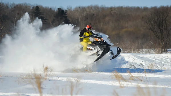 Hombre en moto de nieve en montaña de invierno —  Fotos de Stock