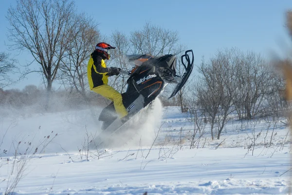 Άνθρωπος στο snowmobile στην χειμερινό βουνό — Φωτογραφία Αρχείου