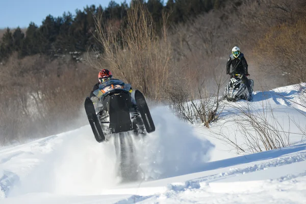 Homem em snowmobile na montanha de inverno — Fotografia de Stock