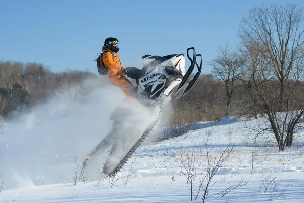 Homem em snowmobile na montanha de inverno — Fotografia de Stock