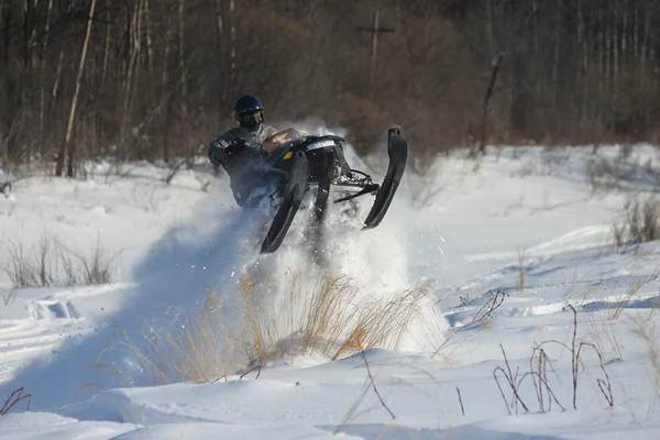 Hombre en moto de nieve en montaña de invierno — Foto de Stock