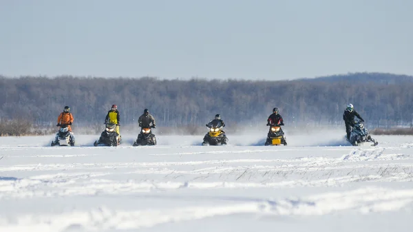 Άνθρωπος στο snowmobile στην χειμερινό βουνό — Φωτογραφία Αρχείου