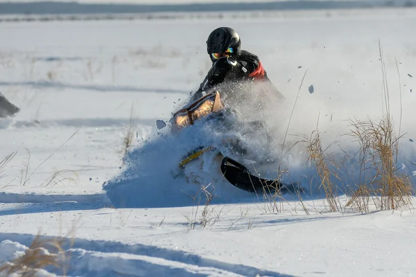 Άνθρωπος στο snowmobile στην χειμερινό βουνό — Φωτογραφία Αρχείου