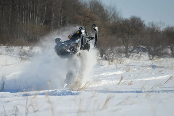 Άνθρωπος στο snowmobile στην χειμερινό βουνό — Φωτογραφία Αρχείου