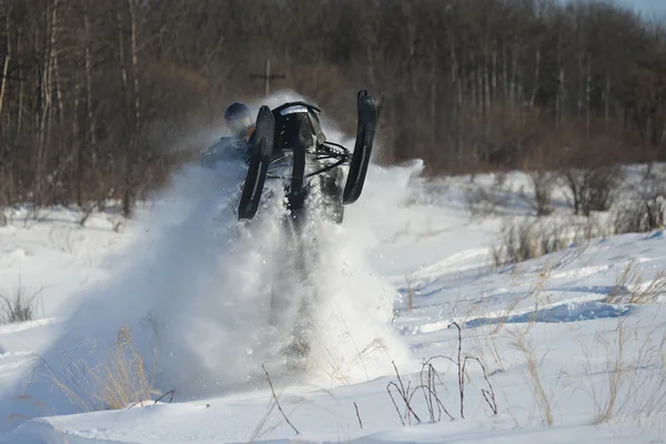 Homem em snowmobile na montanha de inverno — Fotografia de Stock