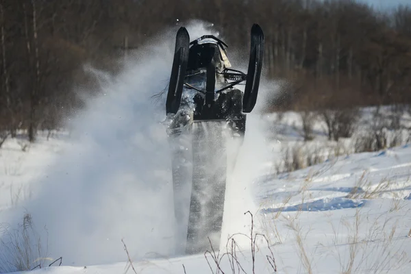 Homem em snowmobile na montanha de inverno — Fotografia de Stock