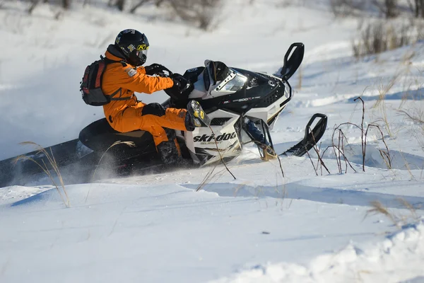 Homem em snowmobile na montanha de inverno — Fotografia de Stock
