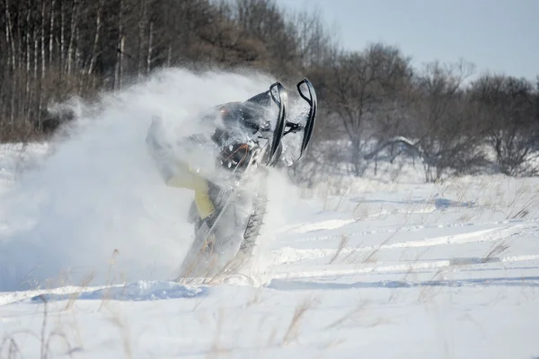 Homem em snowmobile na montanha de inverno — Fotografia de Stock