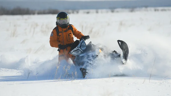 Hombre en moto de nieve en montaña de invierno —  Fotos de Stock