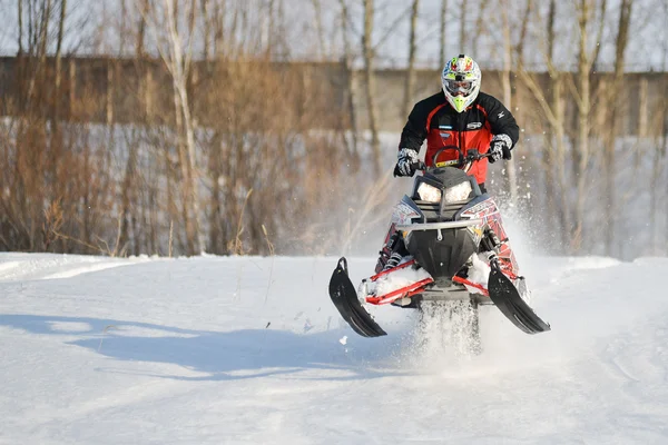 Homem e ação rápida snowmobile jumping — Fotografia de Stock