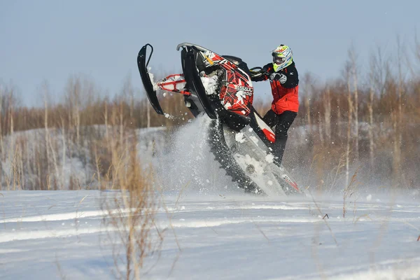 Hombre y acción rápida snowmobile saltar —  Fotos de Stock