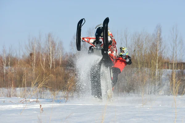 Hombre y acción rápida snowmobile saltar — Foto de Stock