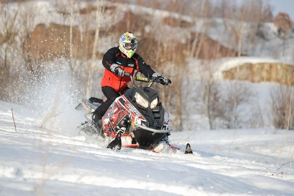 Homem e ação rápida snowmobile jumping — Fotografia de Stock