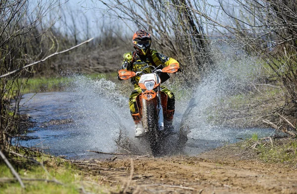 Enduro motorcycle rides through the mud with a big splash — Φωτογραφία Αρχείου