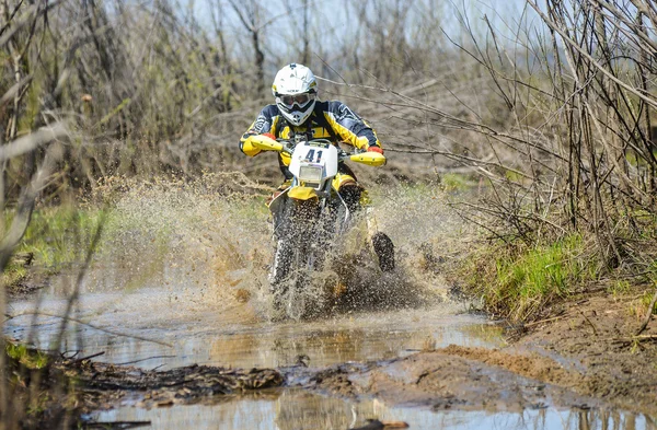 Enduro motorcycle rides through the mud with a big splash — Φωτογραφία Αρχείου