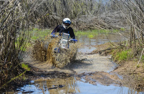 Motocicleta enduro pasea por el barro con un gran chapoteo — Foto de Stock