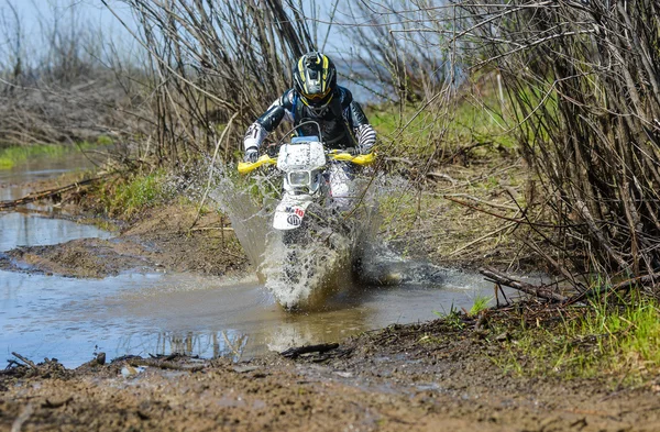 Enduro motorcycle rides through the mud with a big splash — 스톡 사진