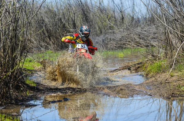 Enduro motorcycle rides through the mud with a big splash — 图库照片