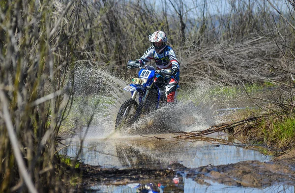 Enduro motorcycle rides through the mud with a big splash — 스톡 사진