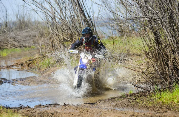 Enduro passeios de moto através da lama com um grande respingo — Fotografia de Stock