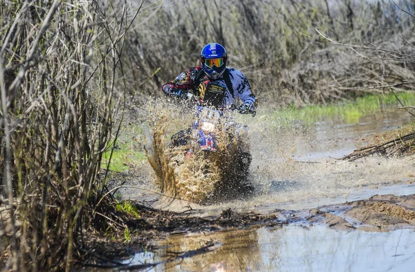 Motocicleta enduro pasea por el barro con un gran chapoteo —  Fotos de Stock