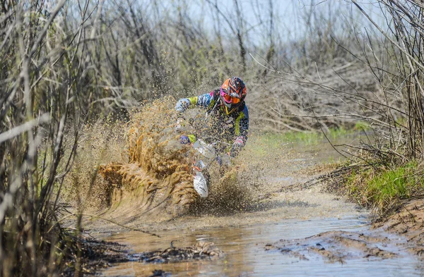 Motocicleta enduro pasea por el barro con un gran chapoteo —  Fotos de Stock