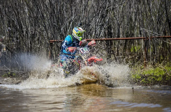 Enduro-Motorrad fährt mit Spritztour durch den Schlamm — Stockfoto